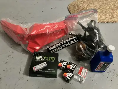 Pièces diverses pour Honda CRF250L comprenant: - Front fender usagé - filtre à air neuf - Spark plug...