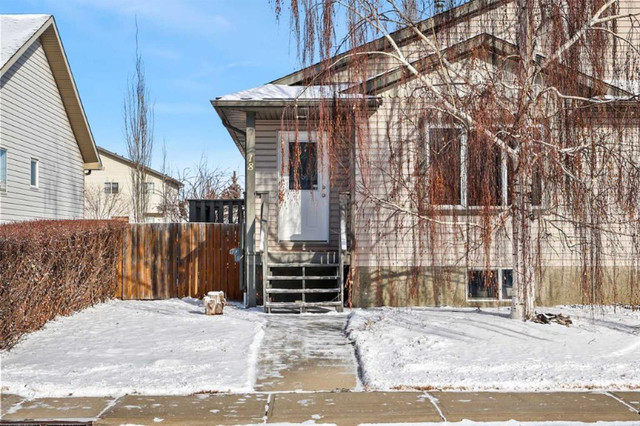 3 BED Villa w/Open Floor Plan, Fenced Backyard & Single Garage in Houses for Sale in Calgary