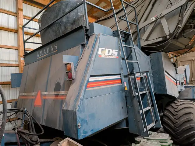Amadas Bean Combines in Farming Equipment in Portage la Prairie - Image 4