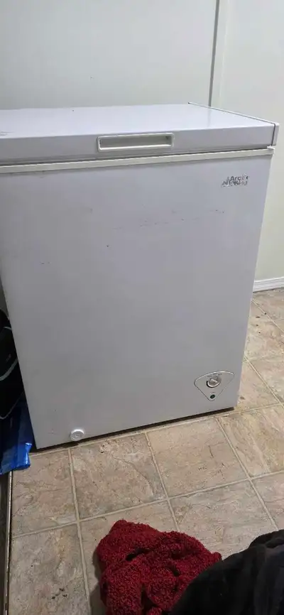 Keep your groceries perfectly frozen with this efficient Arctic King chest freezer, boasting a compa...