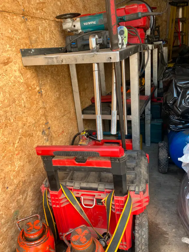 Trailer with lots of tools63008305665409122