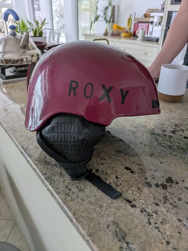 Roxy Ski / Snowboard Helmet in Ski in Kitchener / Waterloo - Image 5