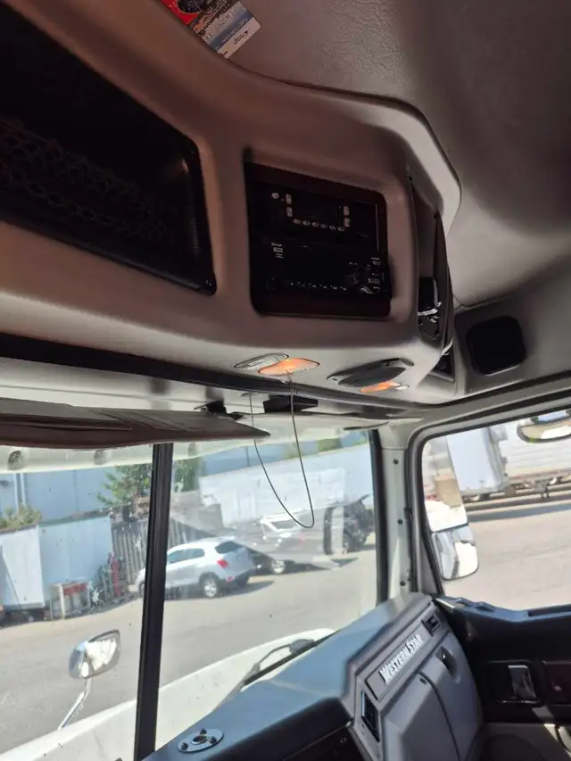 2018 Western Star Sleeper in Heavy Trucks in Delta/Surrey/Langley - Image 2