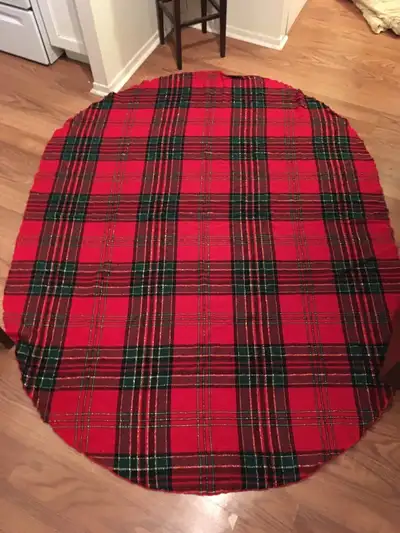 Vintage Christmas Tablecloth Red and Green plaid with Gold Round, 76.8” x 58.8” Excellent condition,...