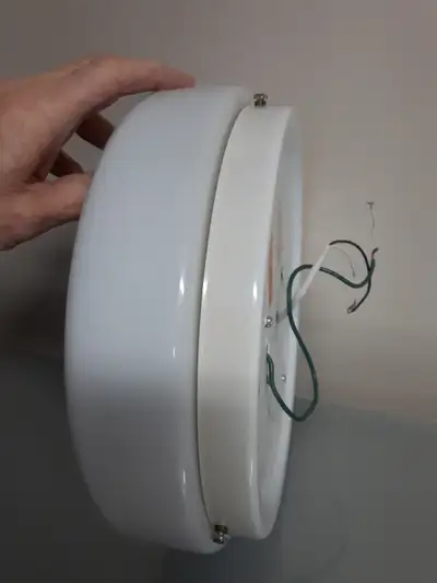 PLAFONNIER EN VERRE BLANC, 11"DIAMÈTRE+EMPOULE AU DEL: $20.00, View more