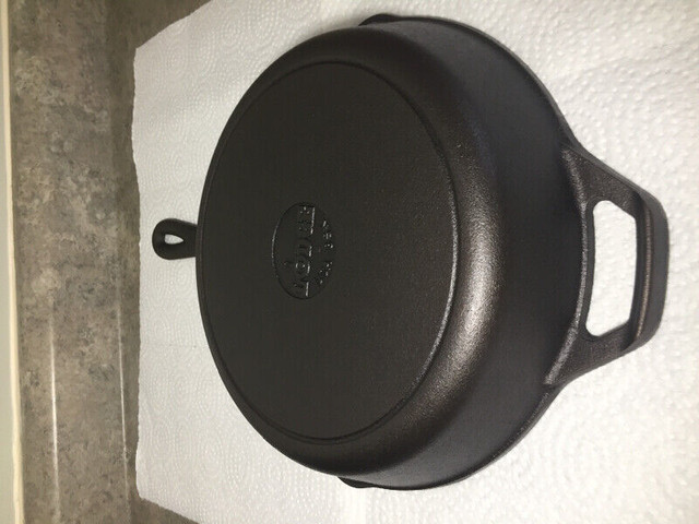Lodge USA 8SK Cast Iron Frying Pan - Front Handle in Arts & Collectibles in Belleville - Image 4