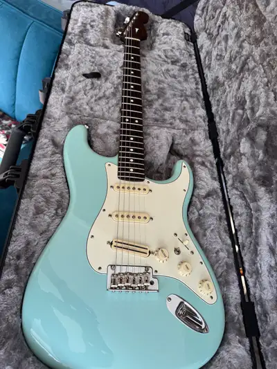 TRADE – Limited Edition USA Strat (Daphne Blue / Solid Rosewood Neck) it fantastic shape! Very clean...