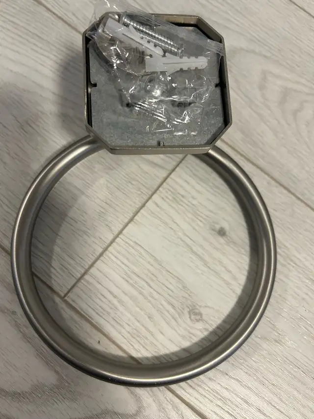 porte serviette mural argent brossé in Bathwares in Gatineau - Image 4