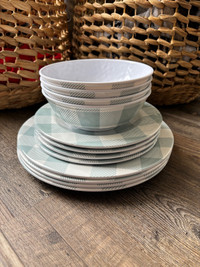 NEW - 12 piece Dinnerware set - 