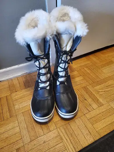 Womens/ Girls Canadiana Winter Boots Size 8, View more