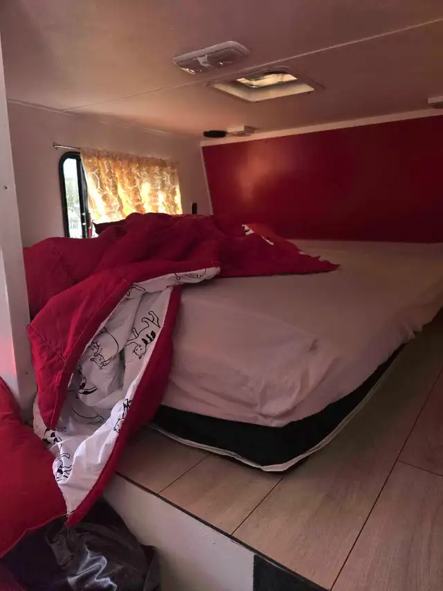 Like new renovated solar 1993 Dutchmen fifth-wheel in Travel Trailers & Campers in Vernon - Image 2