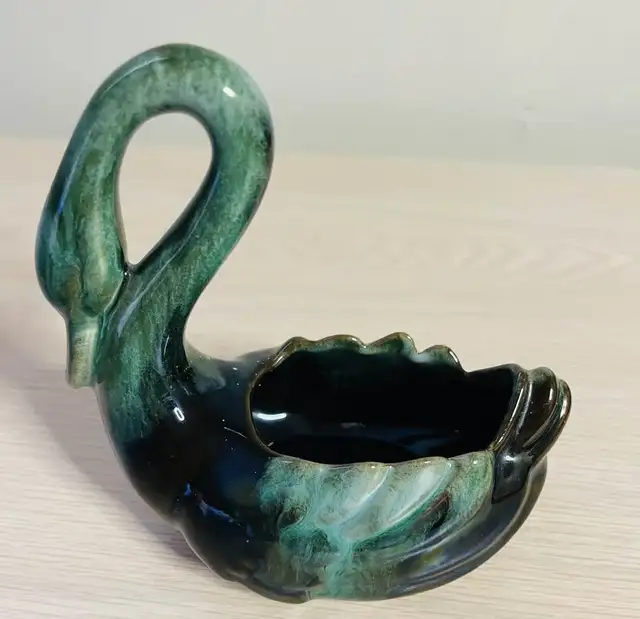 VTG Blue Mountain Pottery Swan Dish  Green Drip Glaze Canadian in Arts & Collectibles in City of Toronto - Image 2