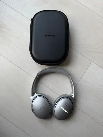 Selling a pair of original Bose QC35ii in Silver. The headphones still work, sound and look great. T...