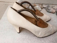 Cream colour Genuine Leather Ladies Shoes. Size 38-1/2