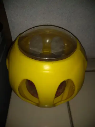 Ancien jouet pour bébés - Boule jaune avec sablier // anneaux, View more