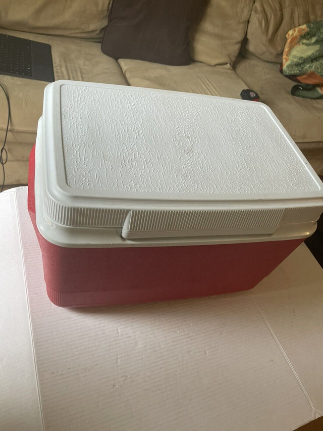 White red Rubbermaid  cooler (20x12x13 inches in Other in Mississauga / Peel Region - Image 4