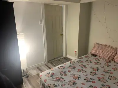 The room is loctaed near westwood and Malton Gurughar, minutes away from Tim Hortons, Shoppers, Fres...