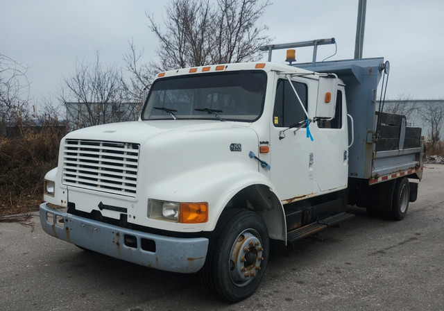2000 INTERNATIONAL DUMP TRUCK LOW PRO-ONLY 157KM-CREW CAB-AUTO in Cars & Trucks in Brantford