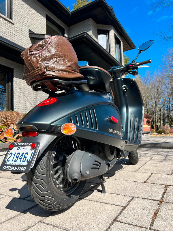 A vendre: Vespa Emporio Armani 946 dans Scooters et minimotos  à Laval/Rive Nord - Image 4