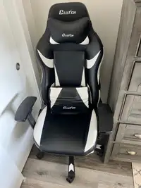 CLUTCH GAMING CHAIR (LIKE NEW) 