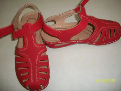 NEW RED SANDLES  11 LADIES, View more