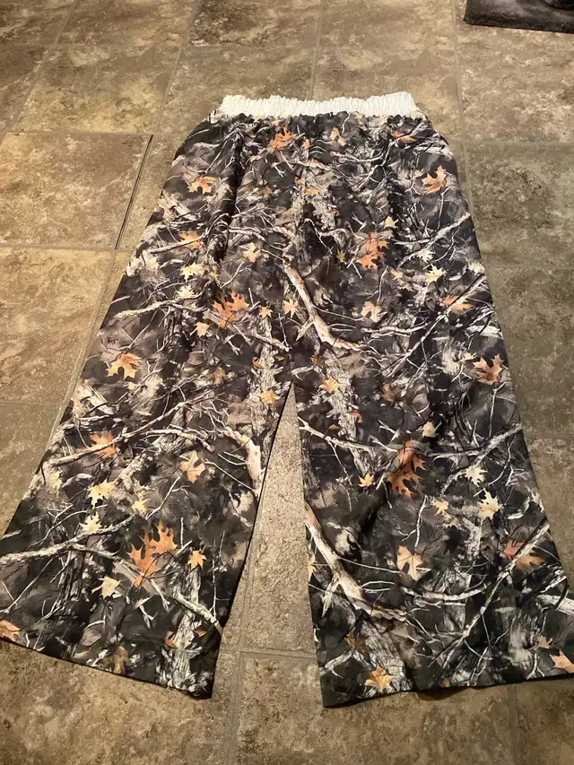  Thin pants  in Women's - Bottoms in Barrie - Image 2