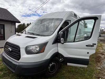 Ford Transit 2015 modifié VANLIFE diesel 239,000 km, très propre. Transformé campeur. On marche debo...