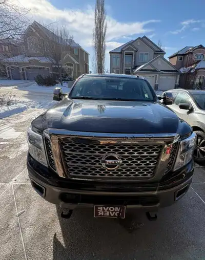 2019 Nissan Titan XD Platinum 5.0l V8 Cummins Turbo diesel engine 4×4, 2×4 Fully loaded: ONE Owner D...