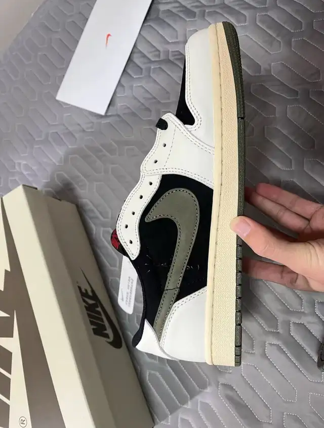 Jordan 1 Retro Low SP Travis Scott Olive  in Men's Shoes in Mississauga / Peel Region - Image 5