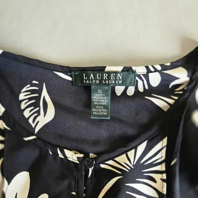 Lauren by Ralph Lauren Floral Blouse sz XL in Women's - Tops & Outerwear in Winnipeg - Image 4