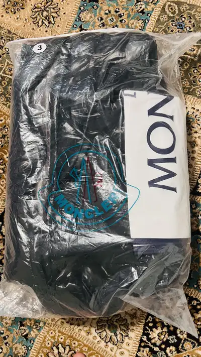 Brand new Moncler medium size ,come with tags and bags everything . For more information contact me...