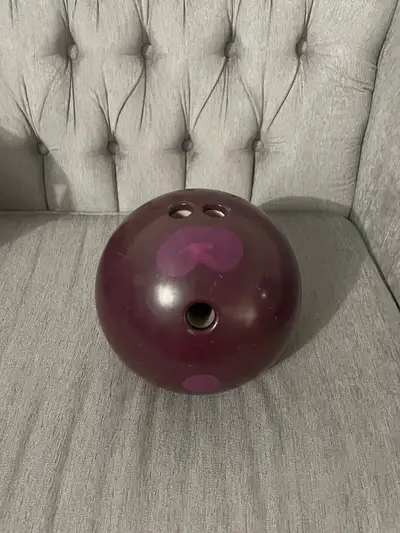 Used bowling ball, comes with bag with multiple pockets. The ball has some nicks and dings, the bag...