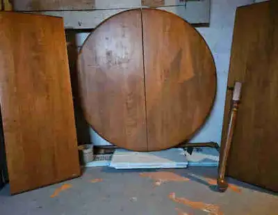 À donner : table, armoire et buffet en bois, View more