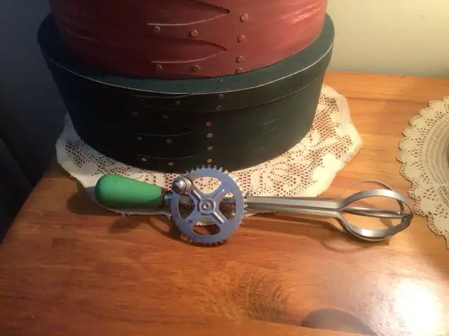 vintage egg beater in Home Décor & Accents in Lethbridge - Image 3