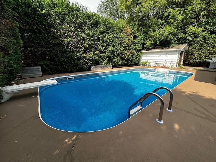 SPACIOUS BASEMENT SUITE, FULLY FURNISHED, WEEKLY OR MONTHLY Short