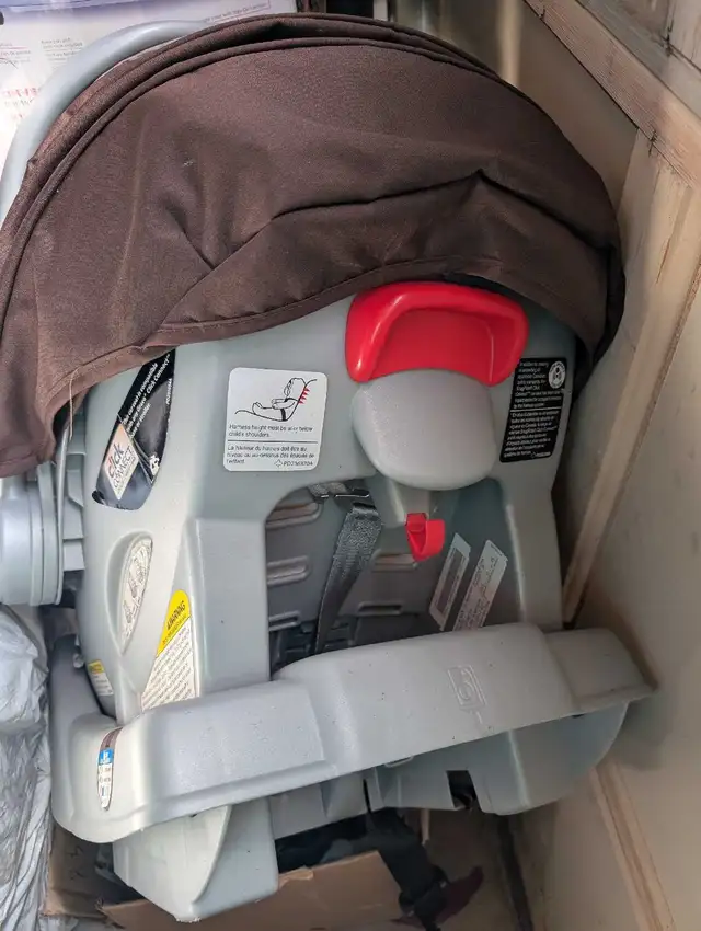 baby car seat in Strollers, Carriers & Car Seats in Oakville / Halton Region - Image 9