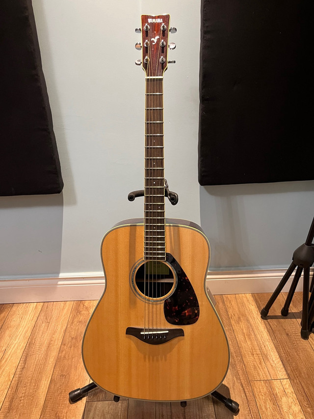 Yamaha FG830 Acoustic Guitar dans Guitares  à Ville de Montréal