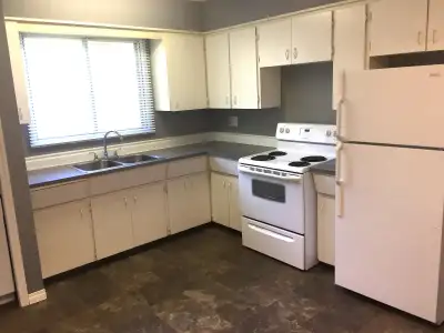 April 1 - 15th move in. East-side / South Nutana - Excellent quiet family location or Professional c...