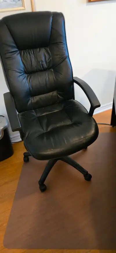 Chaise fauteuil noir confortable pour bureau de travail à vendre. Le dossier inclinable et la chaise...