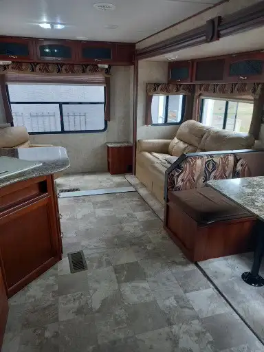 This is an excellent travel trailer! Clean, new flooring, 2 full propane tanks, new battery on hitch...