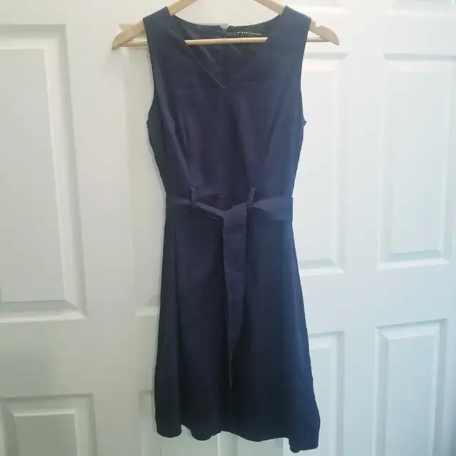 Classic Blue Linen Dress, Size 2 in Women's - Dresses & Skirts in Markham / York Region - Image 3