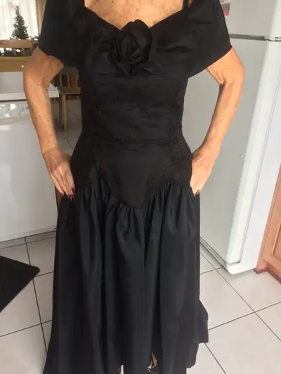 BELLE ROBE NEUVE À TRAINE SATIN NOIR TRÈS CHIC GR 6 FEM: $150.00, View more