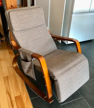 Fauteuil berçant IKEA en bonne condition. Housse peut être enlevée pour être lavée. Fauteuil peut êt...