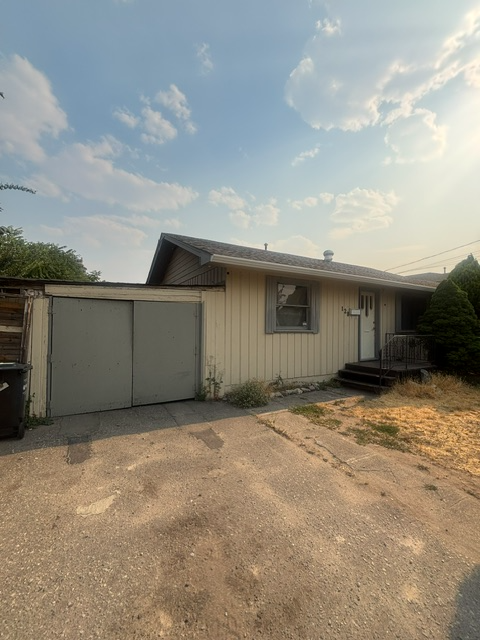 3 bedrooms garage huge yard nearby Cherrylane Mall Penticton