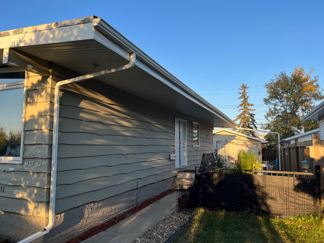 Soffit, fascia, gutter, downspouts, pipe extensions in Roofing in Edmonton - Image 3