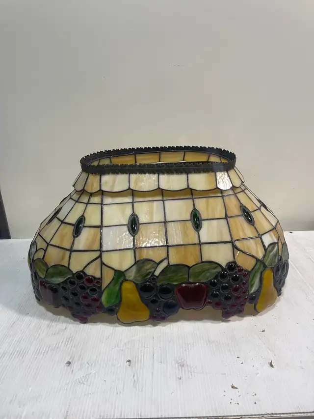Stained Glass Lamp Shade in Indoor Lighting & Fans in City of Montréal - Image 10