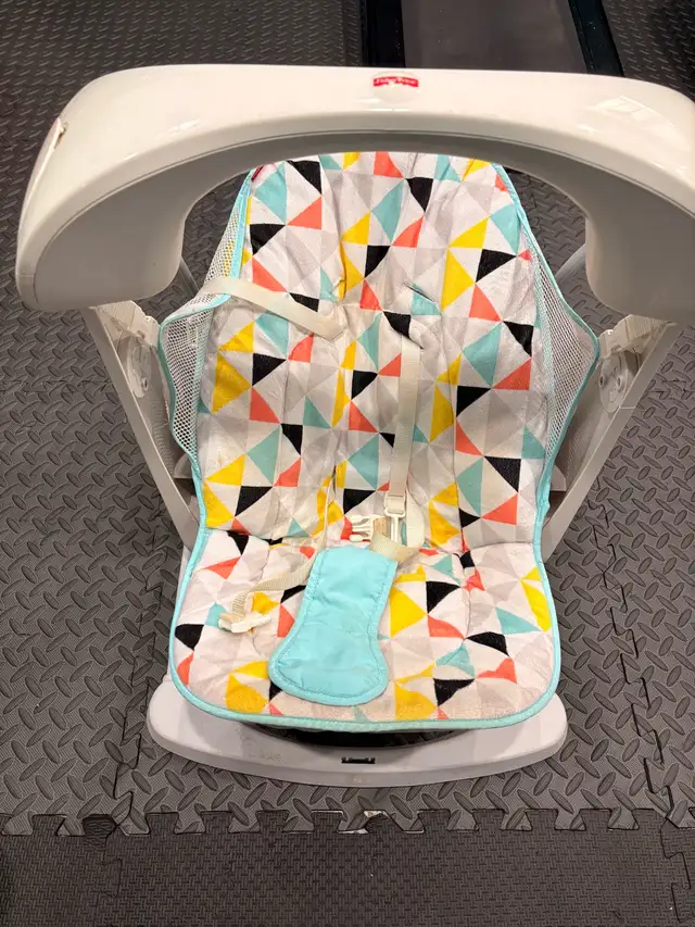 Used Kid rocker easy to carry operates in battery  in Playpens, Swings & Saucers in Kitchener / Waterloo - Image 3