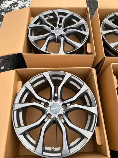 Lexus RX Rims with tpms sensors. Dimensions: Diameter - 18inch Bolt Pattern - 5 x 114.3 Center Bore...