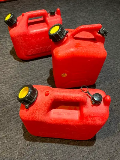 One 5-litre container and two 4.7-litre containers. One of the 4.7-litre containers is missing the s...