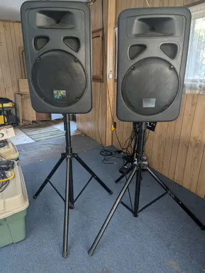 In excellent condition Model JA-15 (similar to Behringer Model: # B215D) Pole mount with 72” Yorkvil...